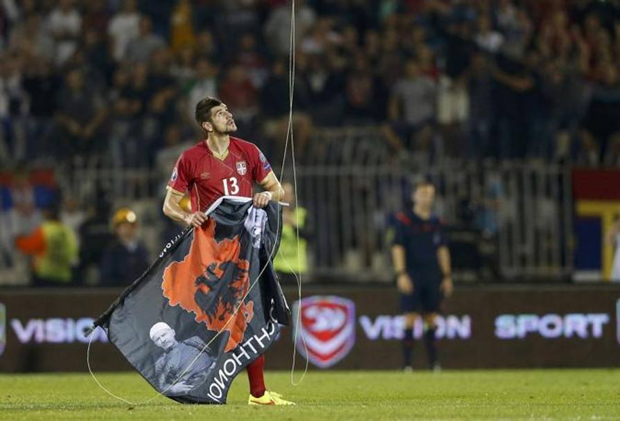 Stefan Mitrovic cattura la bandiera... Action Images